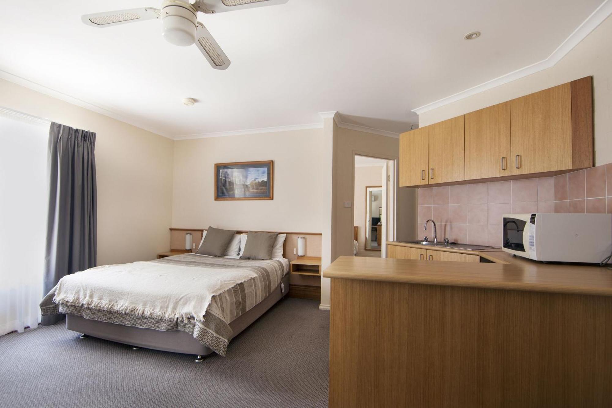 Redhill Cooma Motor Inn Esterno foto