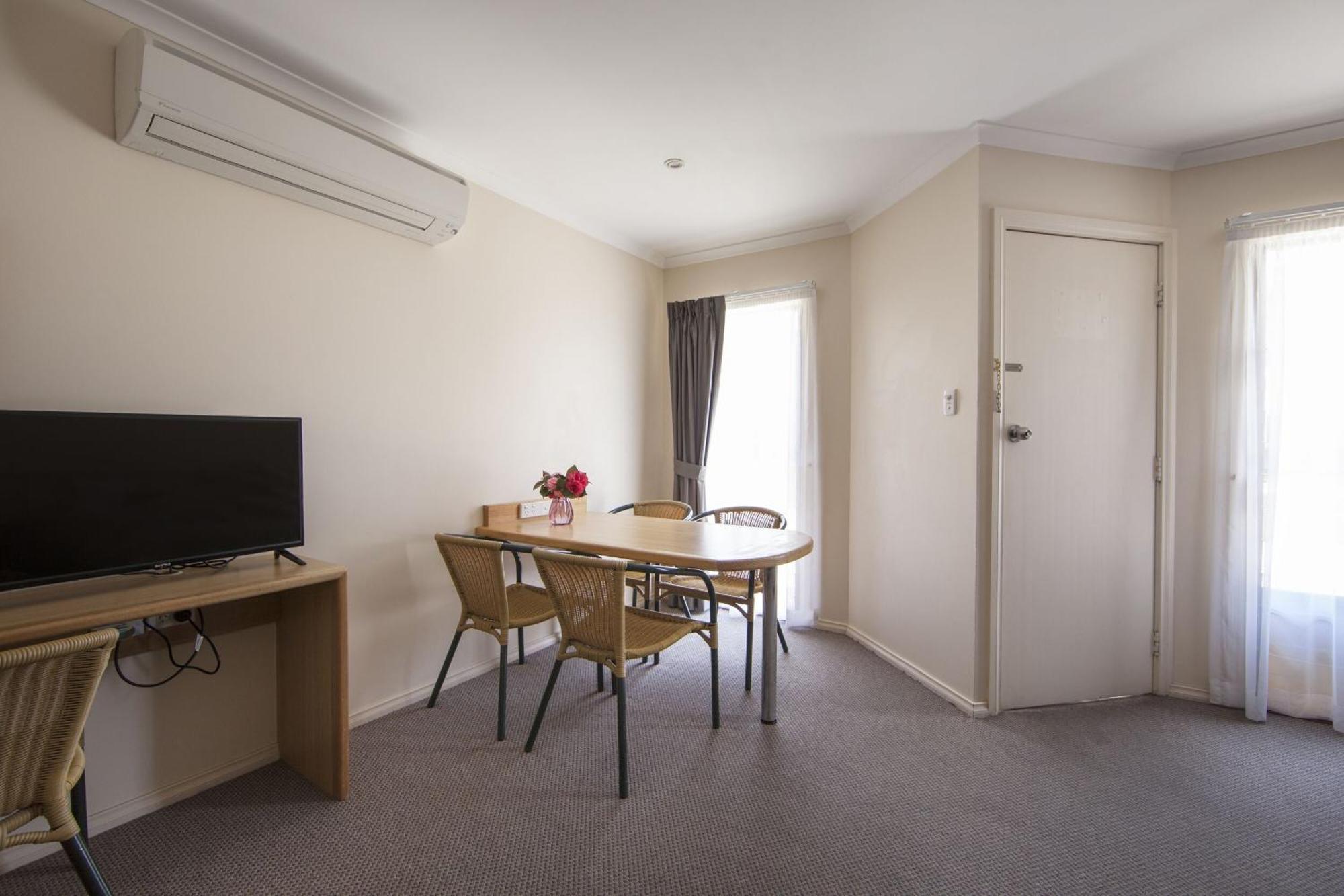 Redhill Cooma Motor Inn Esterno foto